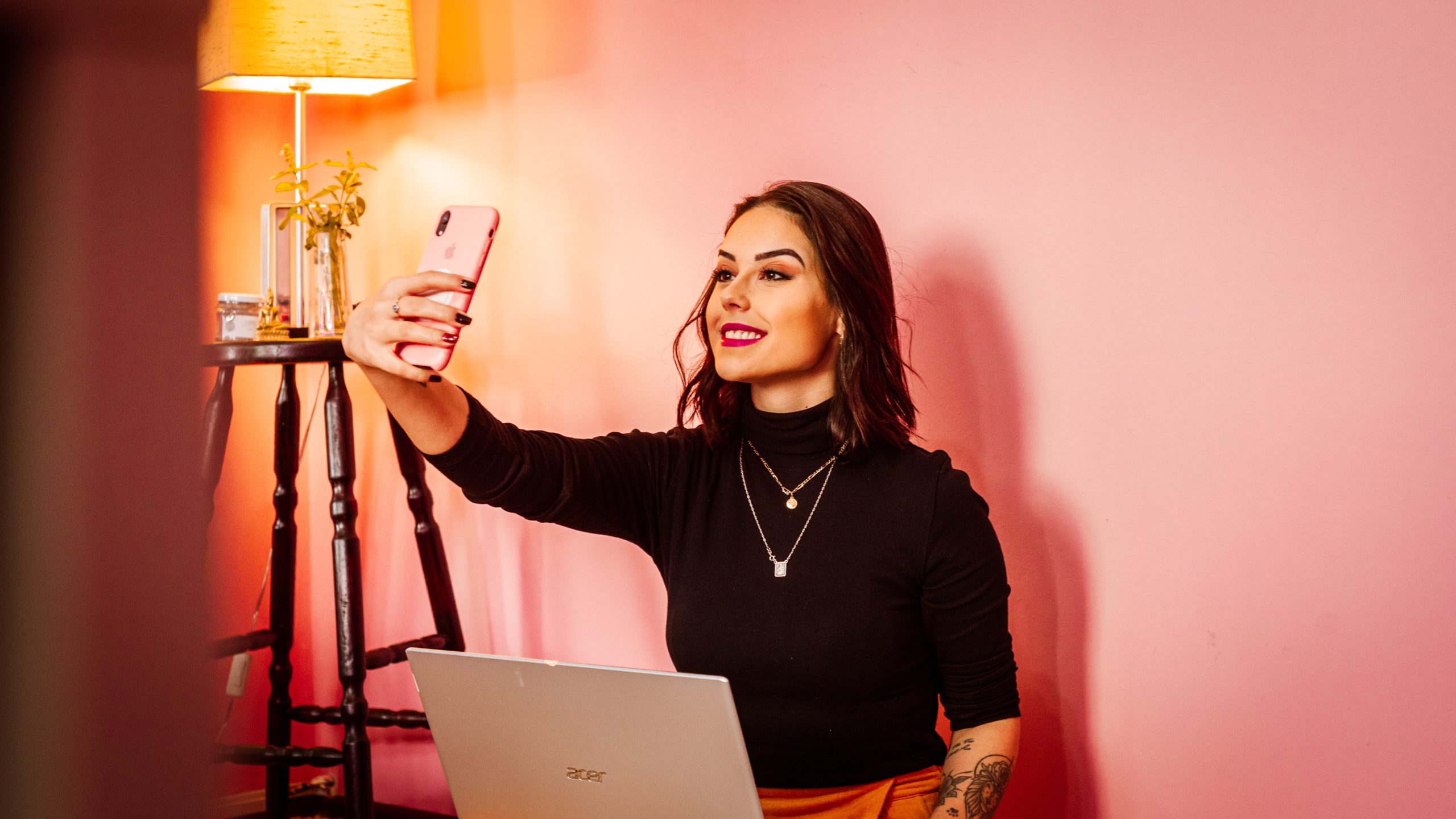 influencer doing job